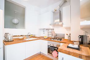 Estrela Neoclassical Apt River View