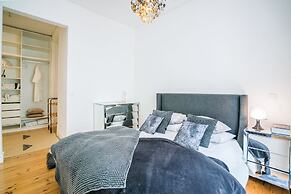 Estrela Neoclassical Apt River View