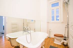 Estrela Neoclassical Apt River View