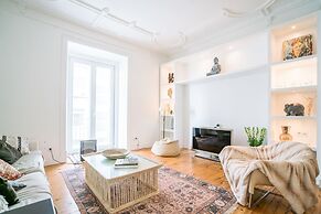 Estrela Neoclassical Apt River View