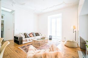 Estrela Neoclassical Apt River View