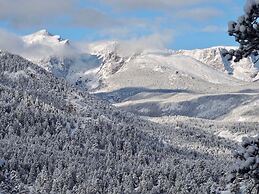 Tranquil Luxury Vacation At Windcliff 3 Bedroom Home by RedAwning