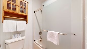 Winterset 12 Centrally Located, Cozy, Washer Dryer by RedAwning