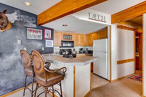 Ski-in/ski-out 2 Br - Sleeps 6 People 2 Bedroom Condo by RedAwning