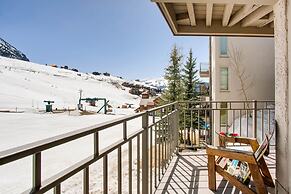 Ski-in/ski-out 2 Br - Sleeps 6 People 2 Bedroom Condo by RedAwning