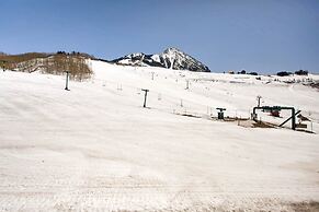 Ski-in/ski-out 2 Br - Sleeps 6 People 2 Bedroom Condo by RedAwning