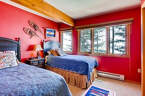Ski-in/ski-out 2 Br - Sleeps 6 People 2 Bedroom Condo by RedAwning