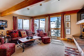 Ski-in/ski-out 2 Br - Sleeps 6 People 2 Bedroom Condo by RedAwning