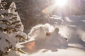 Ski-in/ski-out 2 Br - Sleeps 6 People 2 Bedroom Condo by RedAwning