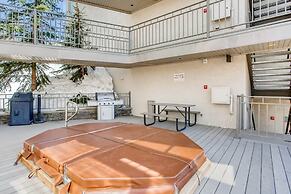 Ski-in/ski-out 2 Br - Sleeps 6 People 2 Bedroom Condo by RedAwning