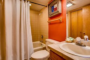 Ski-in/ski-out 2 Br - Sleeps 6 People 2 Bedroom Condo by RedAwning
