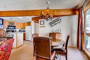 Ski-in/ski-out 2 Br - Sleeps 6 People 2 Bedroom Condo by RedAwning