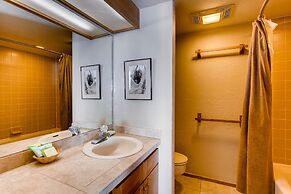 Ski-in/ski-out 2 Br - Sleeps 6 People 2 Bedroom Condo by RedAwning