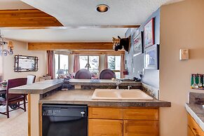 Ski-in/ski-out 2 Br - Sleeps 6 People 2 Bedroom Condo by RedAwning