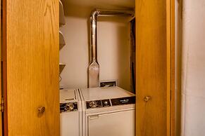 Ski-in/ski-out 2 Br - Sleeps 6 People 2 Bedroom Condo by RedAwning