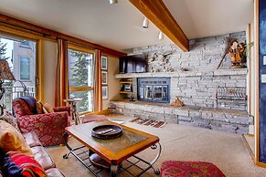 Ski-in/ski-out 2 Br - Sleeps 6 People 2 Bedroom Condo by RedAwning