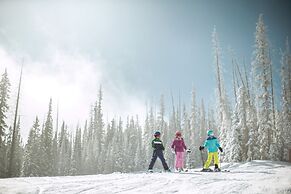 Elegant Updated 3 Bedroom Condo At One Arrowhead Place Condo by RedAwn