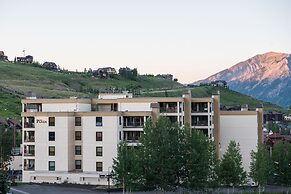 2BR View of Mt. Crested Butte and Lift - No Cleaning Fee! by RedAwning
