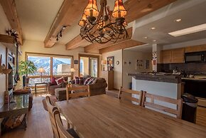 Top Floor 2Br Unit- Views of the Mountains - No Cleaning Fee!