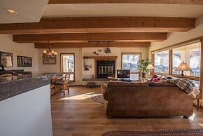 Top Floor 2Br Unit- Views of the Mountains - No Cleaning Fee!