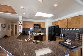 Top Floor 2Br Unit- Views of the Mountains - No Cleaning Fee!