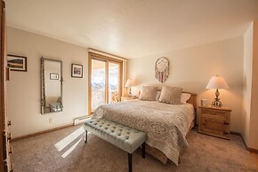 Top Floor 2Br Unit- Views of the Mountains - No Cleaning Fee!