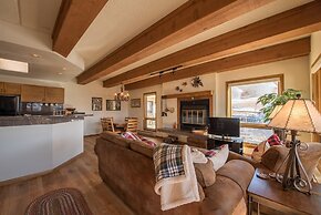 Top Floor 2Br Unit- Views of the Mountains - No Cleaning Fee!