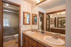 Top Floor 2Br Unit- Views of the Mountains - No Cleaning Fee!