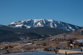 Top Floor 2Br Unit- Views of the Mountains - No Cleaning Fee!