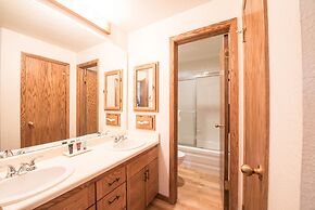 Top Floor 2Br Unit- Views of the Mountains - No Cleaning Fee!