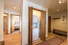 Top Floor 2Br Unit- Views of the Mountains - No Cleaning Fee!