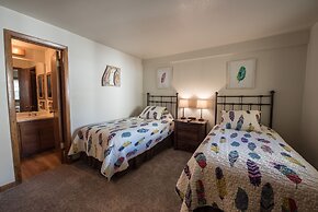 Top Floor 2Br Unit- Views of the Mountains - No Cleaning Fee!