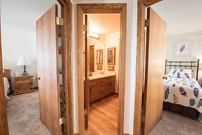 Top Floor 2Br Unit- Views of the Mountains - No Cleaning Fee!