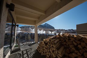 Top Floor 2Br Unit- Views of the Mountains - No Cleaning Fee!