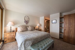 Top Floor 2Br Unit- Views of the Mountains - No Cleaning Fee!