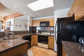 Top Floor 2Br Unit- Views of the Mountains - No Cleaning Fee!