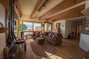 Top Floor 2Br Unit- Views of the Mountains - No Cleaning Fee!