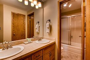 2br/2ba  With Spectacular Mountain Views 2 Bedroom Condo - No Cleaning