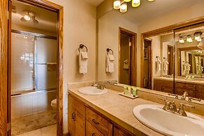 2br/2ba  With Spectacular Mountain Views 2 Bedroom Condo - No Cleaning