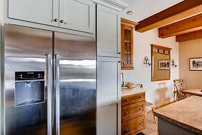 2br/2ba  With Spectacular Mountain Views 2 Bedroom Condo - No Cleaning