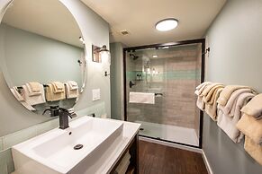 Amazing 2 Br With Balcony And Views 2 Bedroom Condo - No Cleaning Fee!