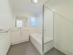 7 Boardwalk Lakeside in Cowes