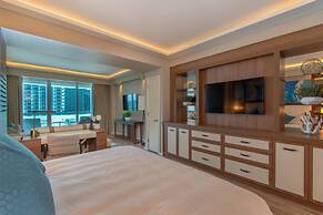 Luxury Beachfront Studio-with Daily Cleaning