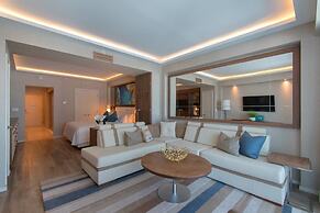 Luxury Beachfront Studio-with Daily Cleaning