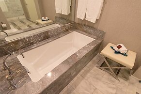 Luxury Beachfront Studio-with Daily Cleaning