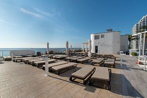 Luxury Beachfront Studio-with Daily Cleaning