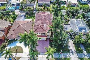 Walk to Beach Spacious Estate with Hot Tub & Game Room