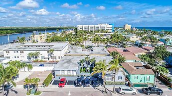 Beach Inn by DesignedVR