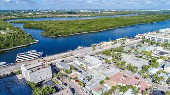 Beach Inn by DesignedVR