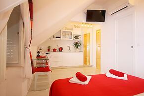 Melek Accommodations